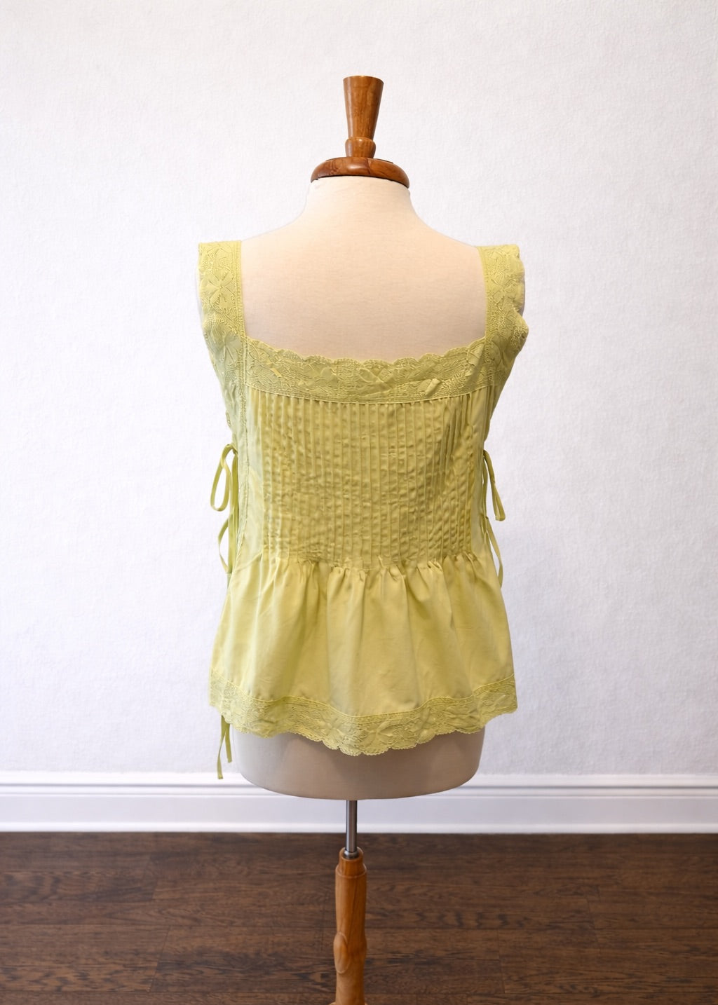 Patio Dinner Lace Trim Pleated Tank Top